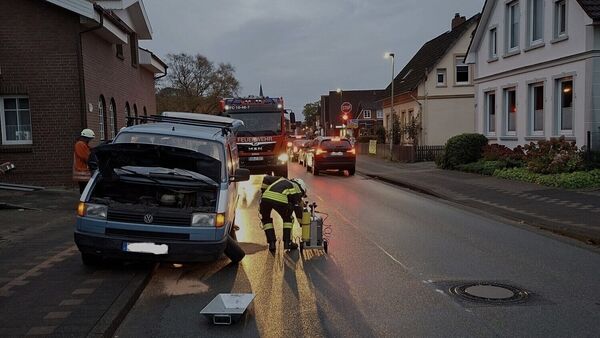 Getriebeöl läuft aus Transporter - Feuerwehr Otterndorf verhindert Umweltschaden