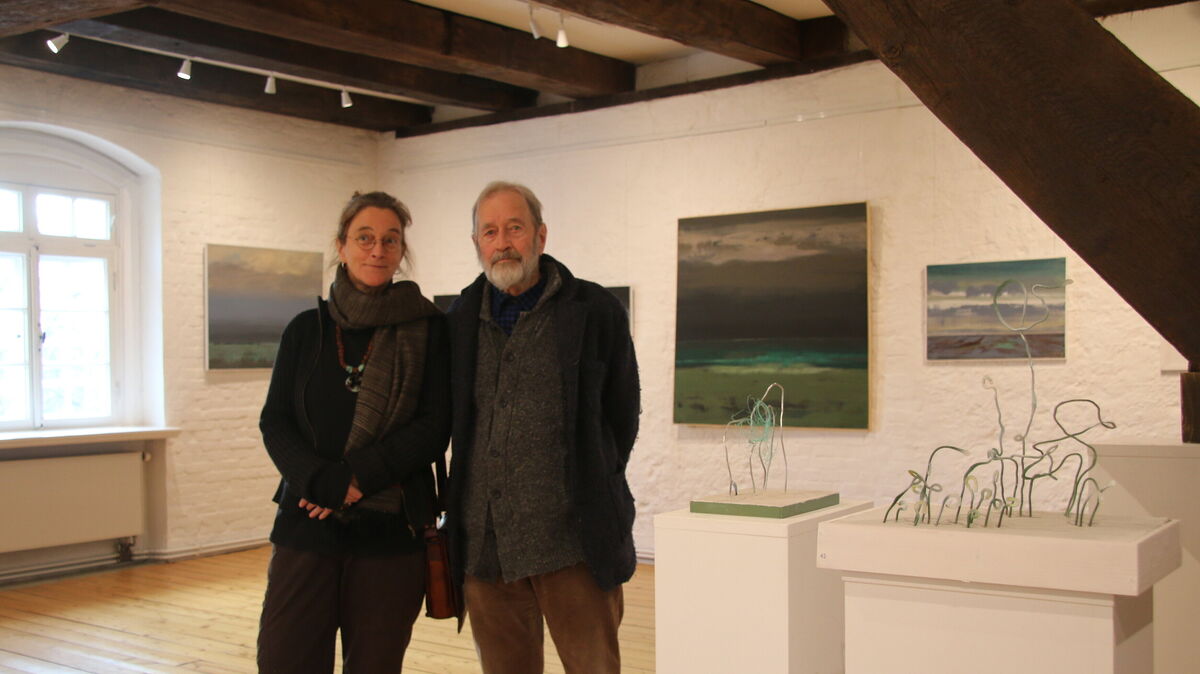 Hannah und Franz Winzentsen zwischen ihren Arbeiten auf der Ausstellungsetage im Schloss Ritzebüttel: Vater und Tochter freuen sich auf Besucher, die ihre Malerei, Zeichnungen und Filme erleben möchten. Foto: Potschka