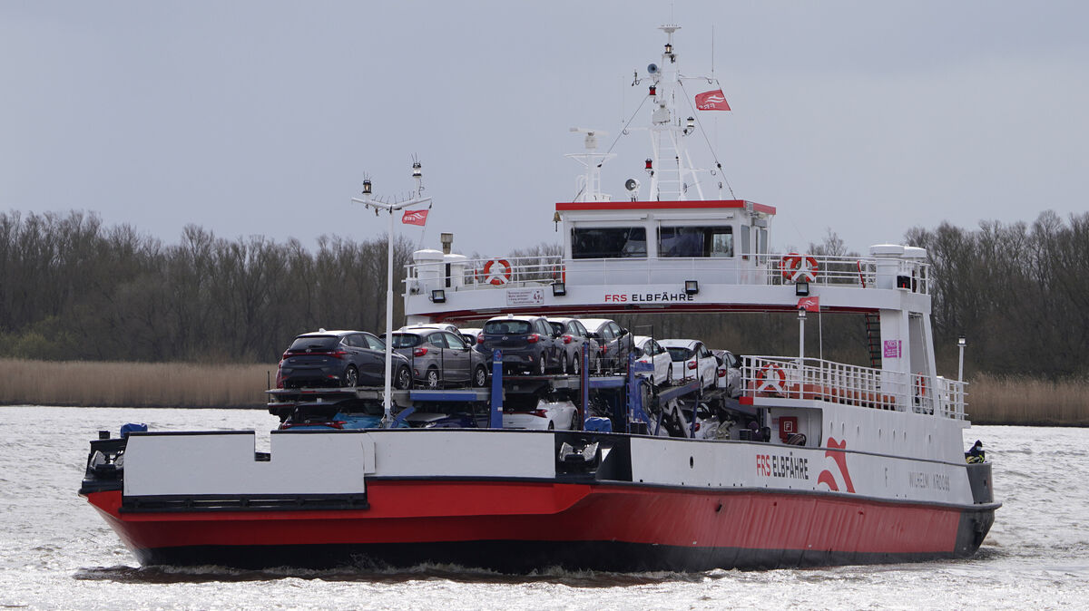 Die FRS Elbfähre pendelt zwischen Glückstadt und Wischhafen und muss seit einigen Tagen einen Treibstoffzuschlag erheben. Foto: Marcus Brandt/dpa