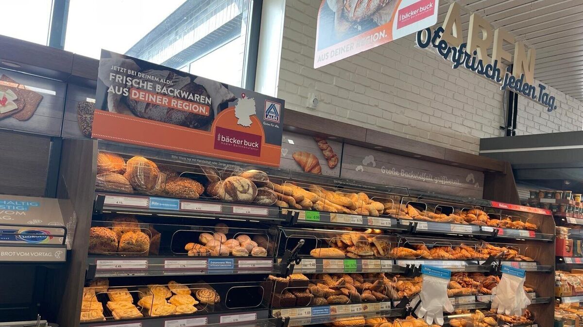 Immer ein Dutzend frischer, vom Handwerksbäcker gebackener frischen Brote, Brötchen und Kuchen finden sich in Hadeln, Cuxhaven und Bremerhaven in der SB-Backtheke. Foto: Kramp