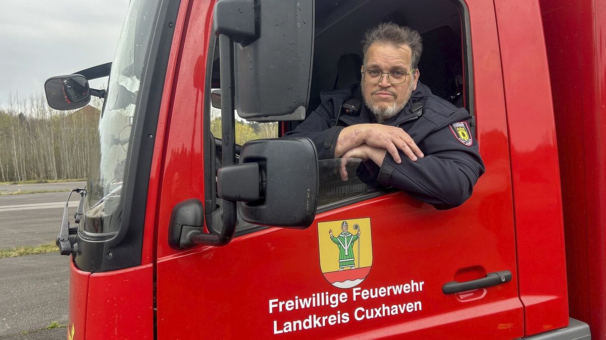 Regelmäßig gibt Arnd Hoowe Fahrtrainings für die freiwillige Feuerwehr und andere Rettungsorganisationen. Foto: NDR/Kamera Zwei GmbH