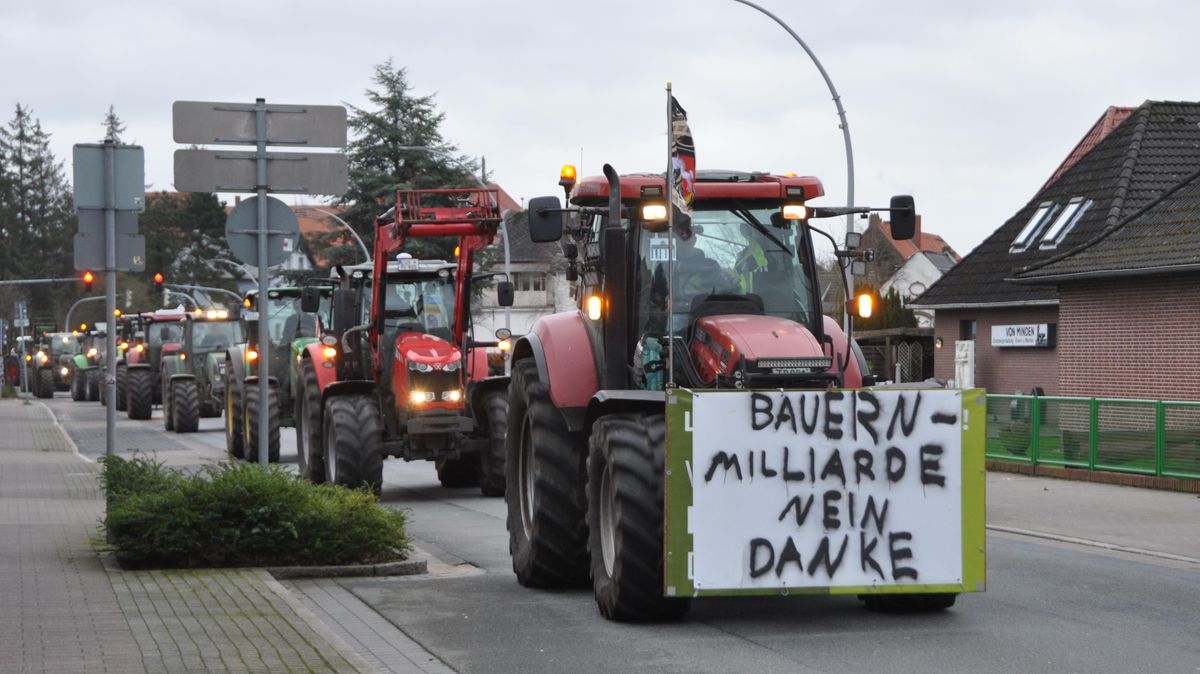 Laut hupend und mit Transparenten versehen zuckelten die Trecker durch Cuxhavens Innenstadt. An den Geschäftsstellen der Parteiein übergaben sie Stellungnahme ihrer Initiative "Land schafft Verbdingung". Foto: Kramp