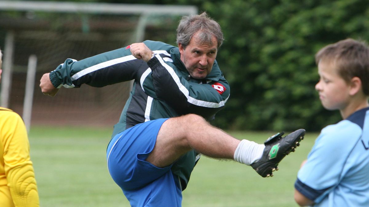 Eine feine Schusstechnik zeichnete den ehemaligen Cuxhavener und Ex-Profi Andreas Brandts aus. Das Wissen über Fußball in Theorie und Praxis hat er auch immer gern an den Nachwuchs vermittelt. So war er ein gefragter Fußballlehrer, wenn für Kinder und Jugendliche Feriencamps veranstaltet wurden. Foto: Lütt