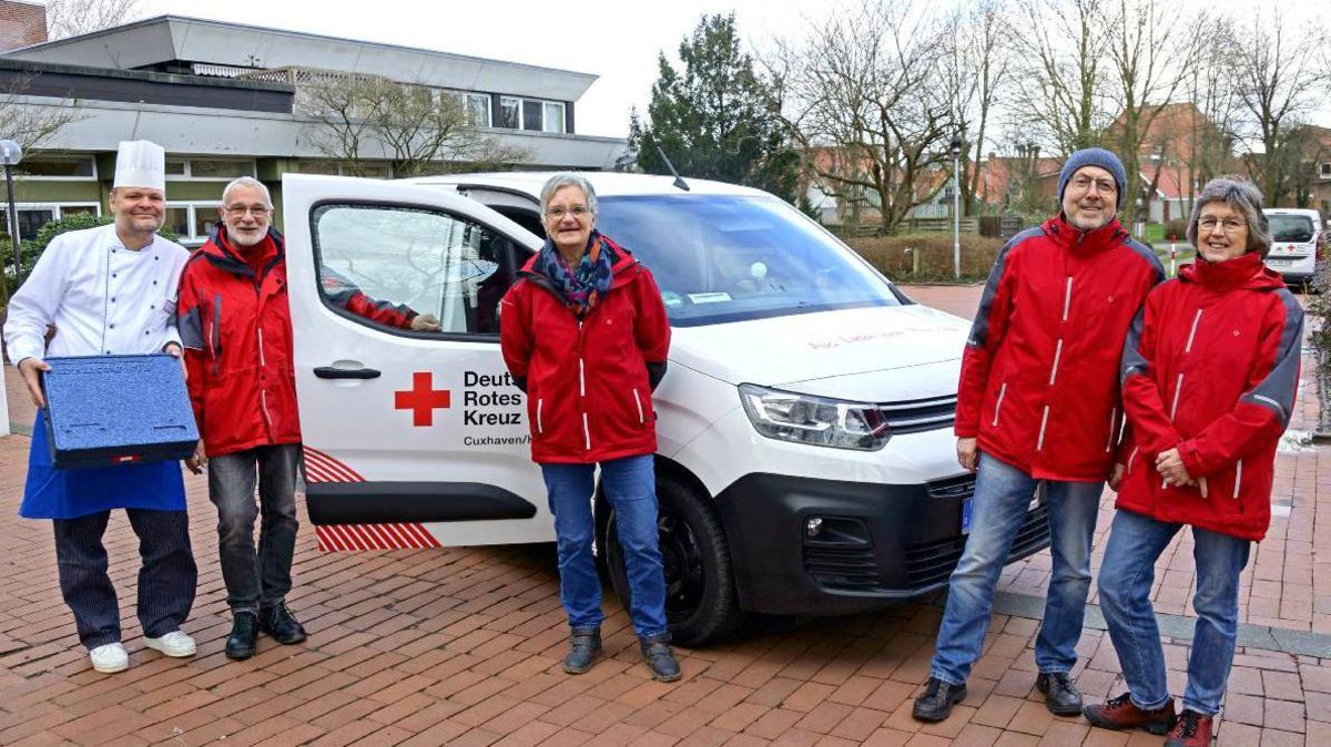 Arbeiten Hand in Hand: Küchenchef Carsten Lemke (links) und sein Fahrerteam. Foto: DRK, Nagel-Weinert