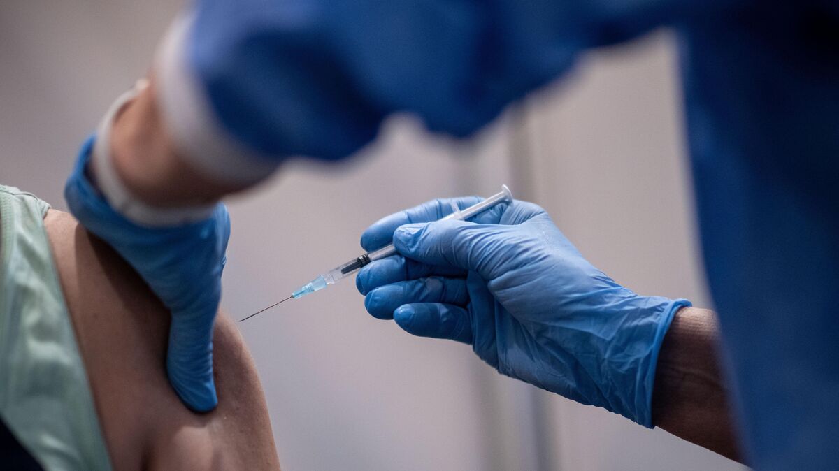 Die Corona-Variante "Omikron" verbreite sich laut Gesundheitsministerin Behrens "rasend schnell". Die eingesetzten Impfstoffe wirken allerdings dagegen. Foto: Fabian Strauch