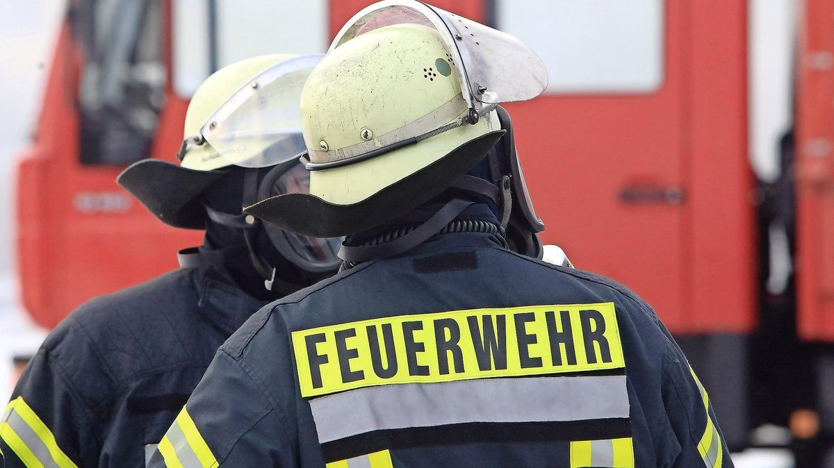 Er ist natürlich noch etwas jung, um ein Feuerwehrfahrzeug zu steuern. Aber: Der geplante Neubau des Feuerwehrgerätehauses in Hechthausen ist auch eine auf den Nachwuchs ausgerichtete Grundsatzentscheidung. Archivfoto: Koppe