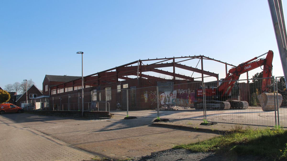 Beim ehemaligen Penny-Markt werden noch restliche Abrissarbeiten vorgenommen. Gegenüber nimmt die neue Kita schon Formen an. Foto: Kramp