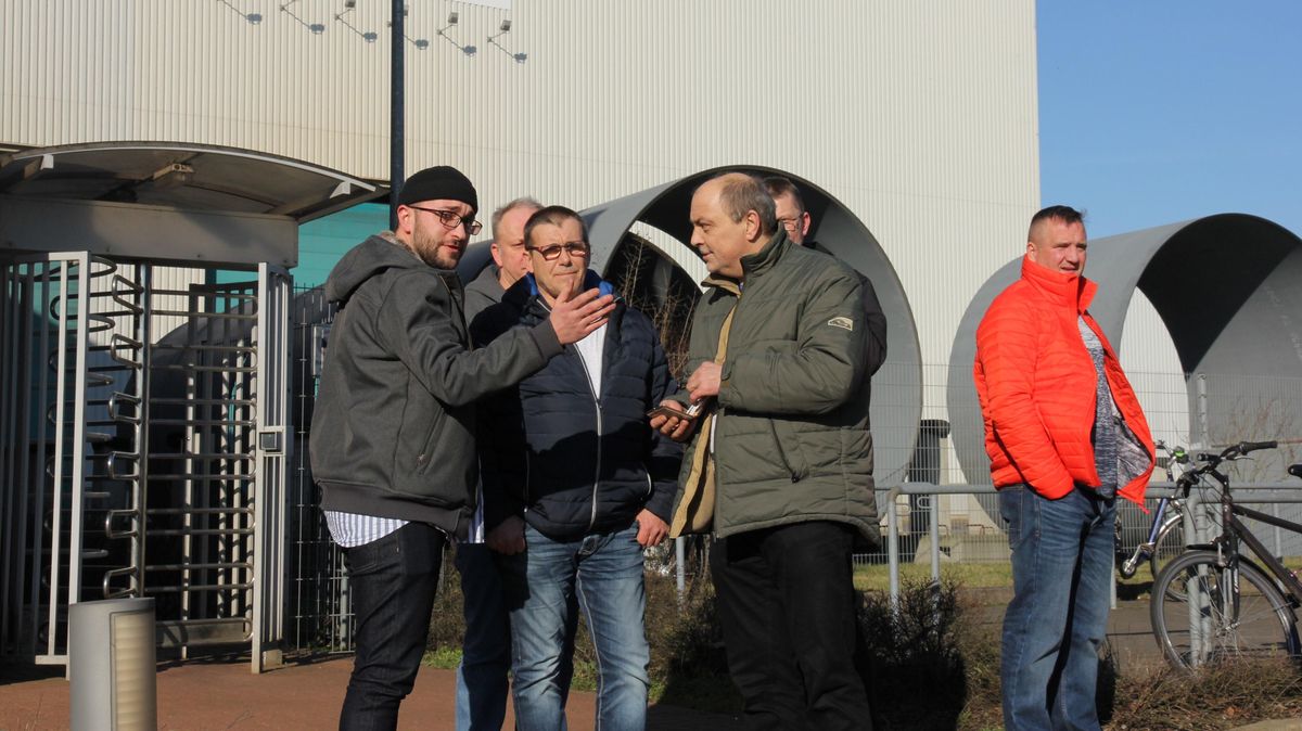 Ambau in Groden: Mitarbeiter des Cuxhavener Werks versammelten sich am Donnerstagmittag vor dem Werkstor, um die Lage zu diskutieren. Anschließend erfuhren sie vom Insolvenzverwalter, dass ihre Jobs und Löhne wenigstens für die nächsten drei Monate gesichert sind. Foto: Sassen