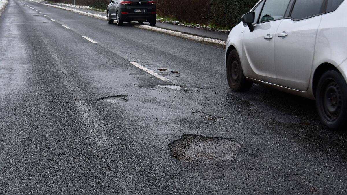 Bei solchen Bedingungen - wie hier in Hemmoor - sind Reifen und Stoßdämpfer besonders gefordert. Zumindest einige Kreisstraßen und -radwege sollen in diesem Jahr neu gebaut oder umfassend saniert werden. Dafür stehen sechs Millionen Euro bereit. Foto: Schröder
