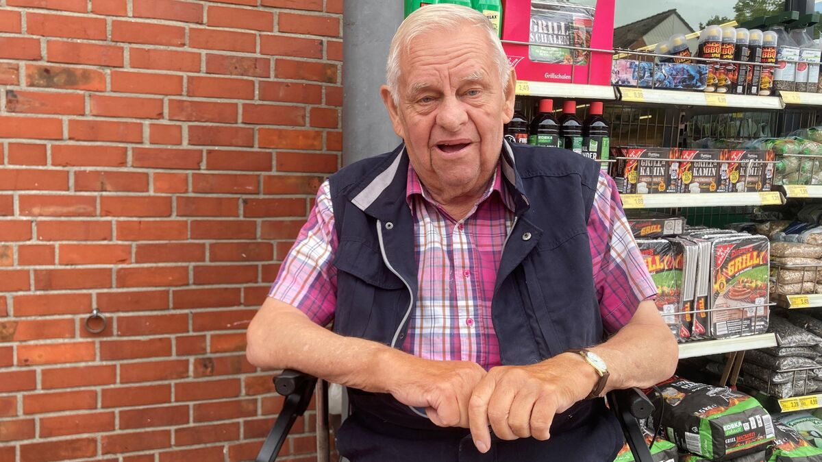Conny Krogemann ist einer der bekanntesten Grodener, der oft an der Bank am CAP-Markt anzutreffen ist. Foto: Witthohn