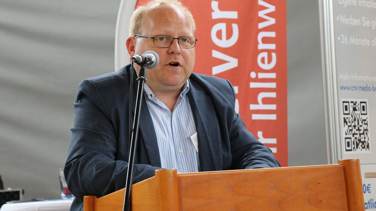 Das Ihlienworther Rednerpult – hier eine Archivaufnahme aus dem Jahr 2019 mit dem Vorsitzenden der Werbegemeinschaft Ihlienworth, Michael Saborowski – ist spurlos verschwunden. Foto: Mangels