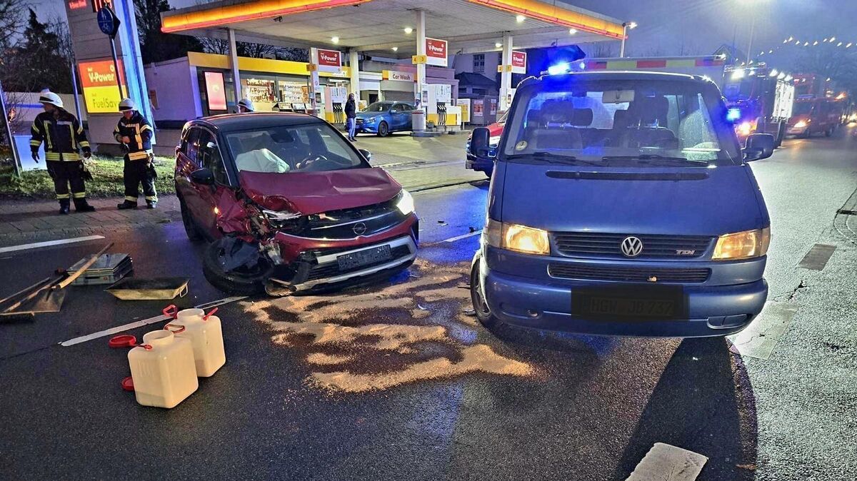 Die VW-Busfahrerin biegt nach links in die Schulstraße in Richtung Bahnhof ab und übersah dabei offensichtlich den Fahrer des Opel Mocca. Foto: Lange
