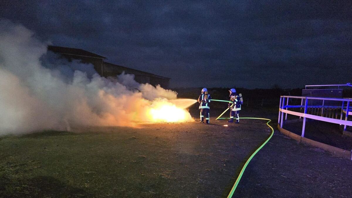 Beim Eintreffen der Einsatzkräfte stand das Auto direkt neben den Pferdestallungen im vorderen Bereich bereits in Vollbrand. Foto: Lange