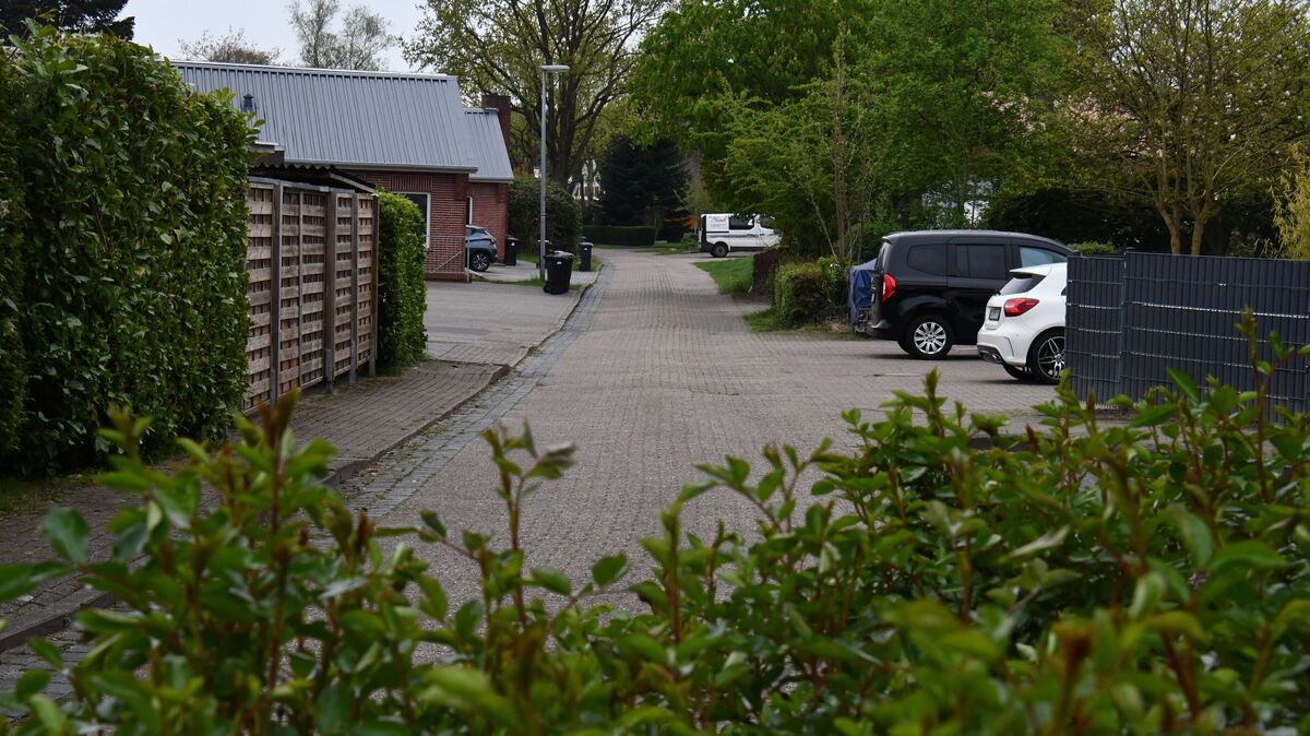 Die Straße "Im Harder" in Hechthausen ist ein über die Jahre gewachsenes Wohngebiet. Keine Durchgangsstraße, durch die ständig Verkehr fließt, sondern sie wird in erster Linie durch die Anwohnerinnen und Anwohner genutzt. Jetzt steht eine umfangreiche Sanierung an. Und die kann im Einzelfall ein großes Loch in die Haushaltskasse reißen. Foto: Egbert Schröder