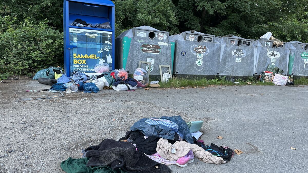 Nichts geht mehr bei diesem Altkleidercontainer auf dem Karl-Grote-Platz in Altenwalde: Bei den davorgestellten Säcken und lose herumfliegenden Textilien ist klar, dass diese in diesem Moment nur noch für den Müll und nicht mehr für die Weiterverwertung taugen. Foto: Reese-Winne