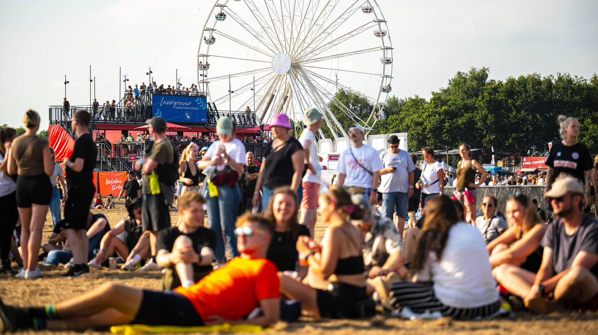 Tausende feierten gemeinsam das 20-jährige Jubiläum des Deichbrand-Festivals. Foto: Sina Schuldt/dpa