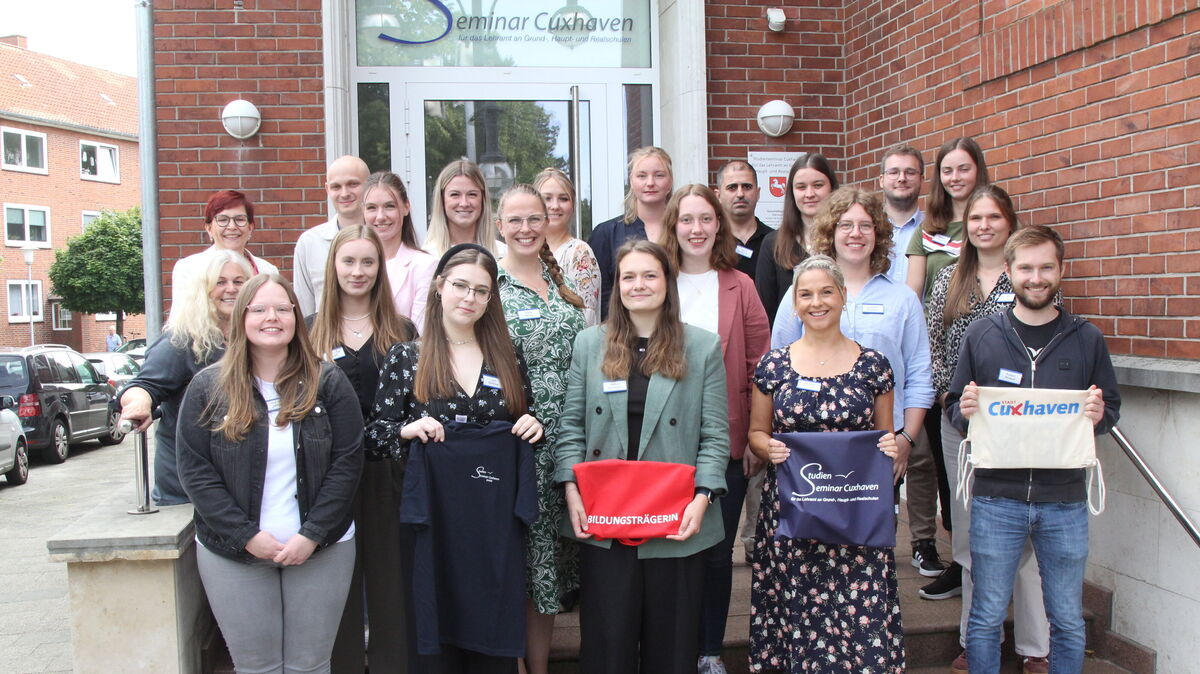 Sie gehen ermutigt in die letzte Phase ihrer Lehreramtsausbildung: die Anwärterinnen und Anwärter mit Seminarleiterin Petra von Grabe und Konrektorin Bettina Zeeb (ganz links, 2. und 3. Reihe). Foto: Reese-Winne