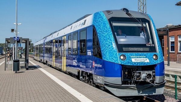 "Wir ärgern uns": Lieferengpass sorgt für volle Züge zwischen Cuxhaven & Bremerhaven