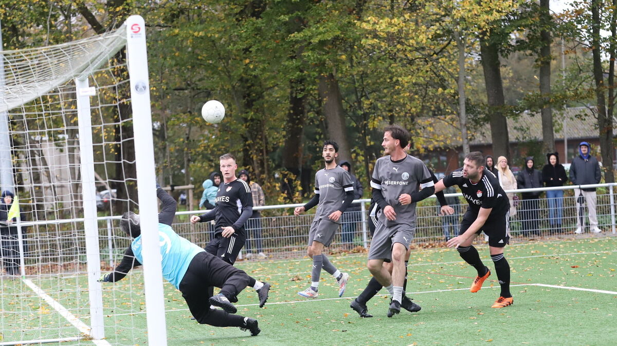 Wie in alten Tagen: Der Keeper des FC Cuxhaven II, Hartmut Becker, bewahrt seine Mannschaft mit einer Glanzparade vor einem Rückstand gegen den TSV Altenwalde III. Am Ende setzten sich die TSVer dennoch mit 2:1 durch. Foto: Witthohn