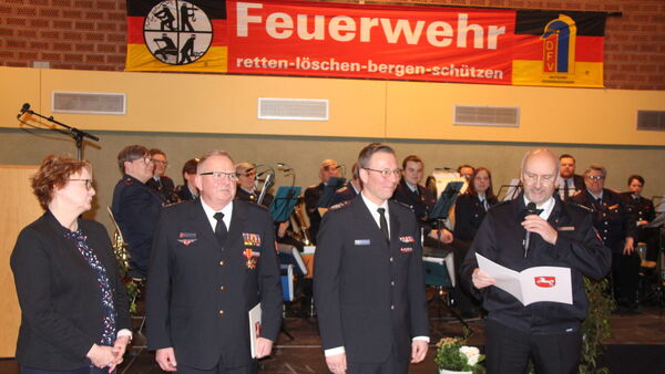 Lob und Neubeginn: Festakt in Otterndorf markiert Wechsel an der Feuerwehr-Spitze