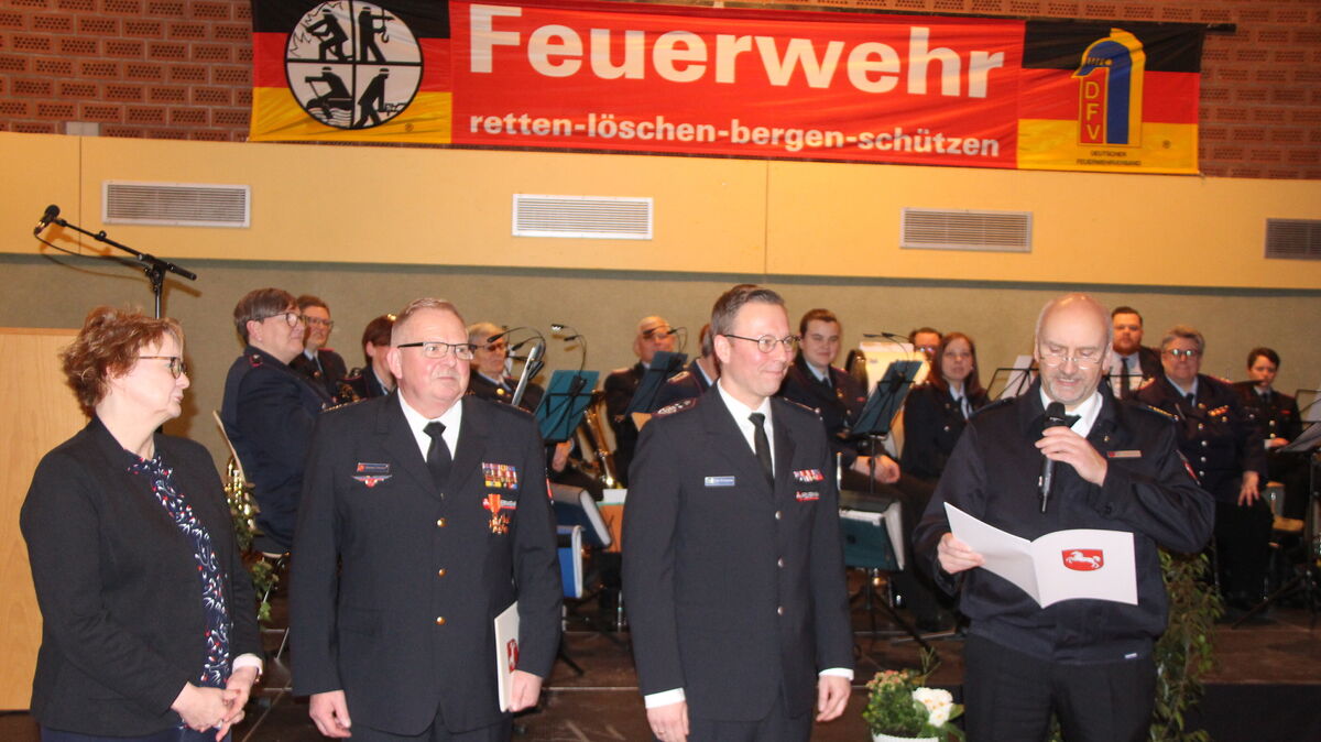 Innenministerin Daniela Behrens und Dr. Kielhorn, Präsident des Landesamtes für Brand- und Katastrophenschutz (r.), nahmen die Verabschiedung von Thomas Friedhoff (2.v.l.) und die Einführung von Tim Fritsche vor. Foto: Kramp