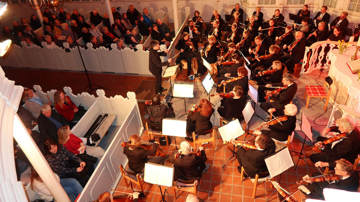 Musik von hoher Qualität: Das aufmerksame Publikum lauscht dem Stader Kammerorchester. Foto: Giesecke