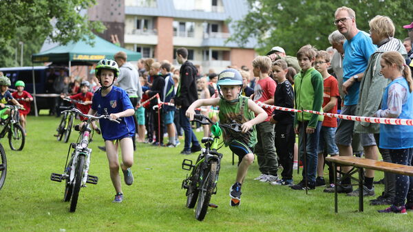 Rund 2000 Schülerinnen und Schüler starten beim Go-Sports-Triathlon in der Wingst