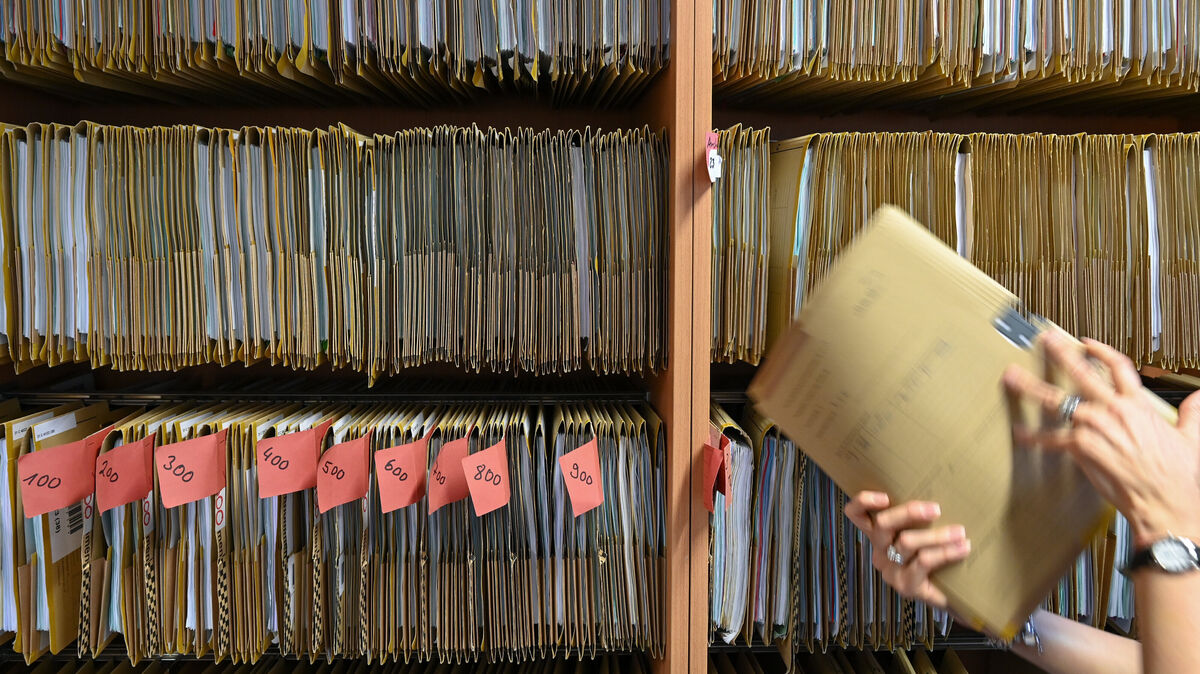 Während bundesweit über eine Million Strafverfahren unerledigt sind, bewältigen die Gerichte in der Region steigende Fallzahlen und die Umstellung auf die E-Akte. Foto: dpa/Arne Dedert
