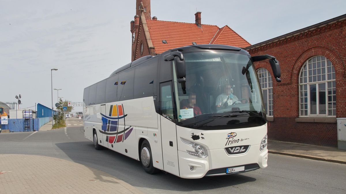 Am Wochenende sind knapp 500 Besatzungsmitglieder des derzeit in Cuxhaven liegenden Kreuzfahrtschiffes "Mein Schiff 3" abgereist. Foto: Koppe
