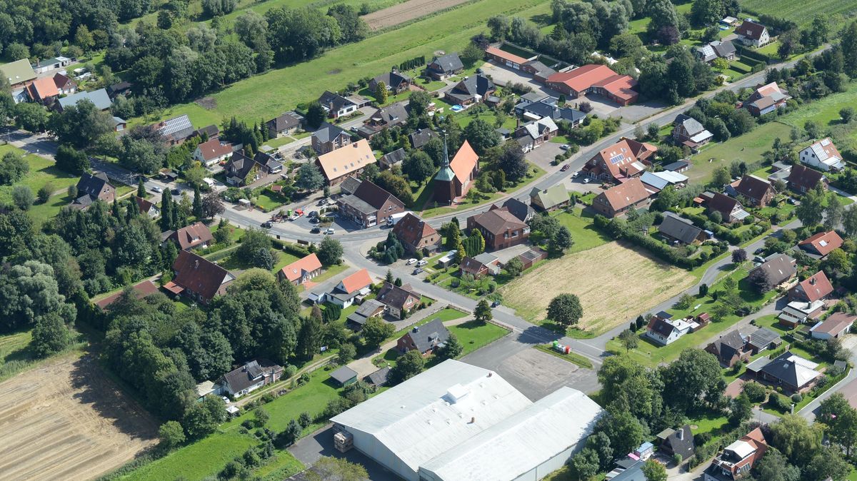 Die Gemeinde Osterbruch mit ihren aktuell 484 Einwohnern möchte ihr Dorfzentrum noch attraktiver machen. Dazu will sie zusammen mit Belum, Bülkau, Ihlienworth und Neuenkirchen in das neue Dorfentwicklungsprogramm aufgenommen werden und eine Steuererhöhung durchführen. Foto: Schult