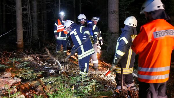 Auf einem Umweg in der Nacht: Autofahrer entdeckt durch Zufall Waldbrand in Wingst