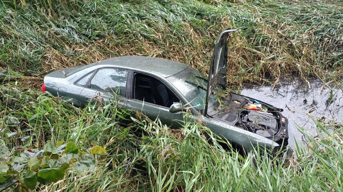 Der Audi A6 des 18-jährigen Fahrers landete nach dem Unfall auf der L144 bei Bülkau-Süderende in einem wasserführenden Graben. Foto: Lange