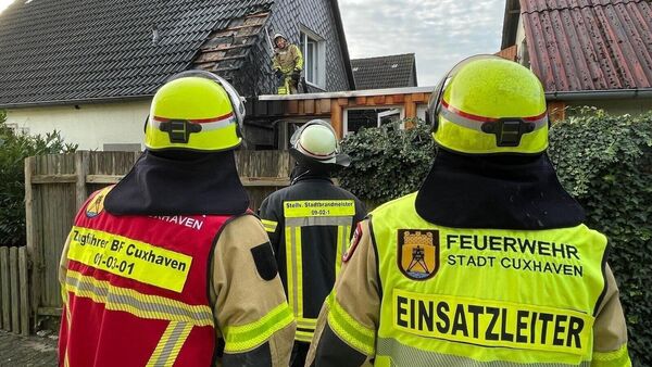 Feuer am Morgen in Cuxhaven: Einfamilienhaus in Altenwalde steht in Flammen