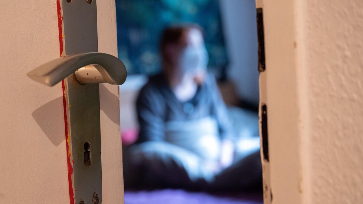 Wer gerade eine Corona-Infektion hinter sich hat, muss auch dann als Kontaktperson nicht in Quarantäne, wenn die Dauer der Infektion weniger als 28 Tage zurückliegt. Foto: Gollnow/dpa
