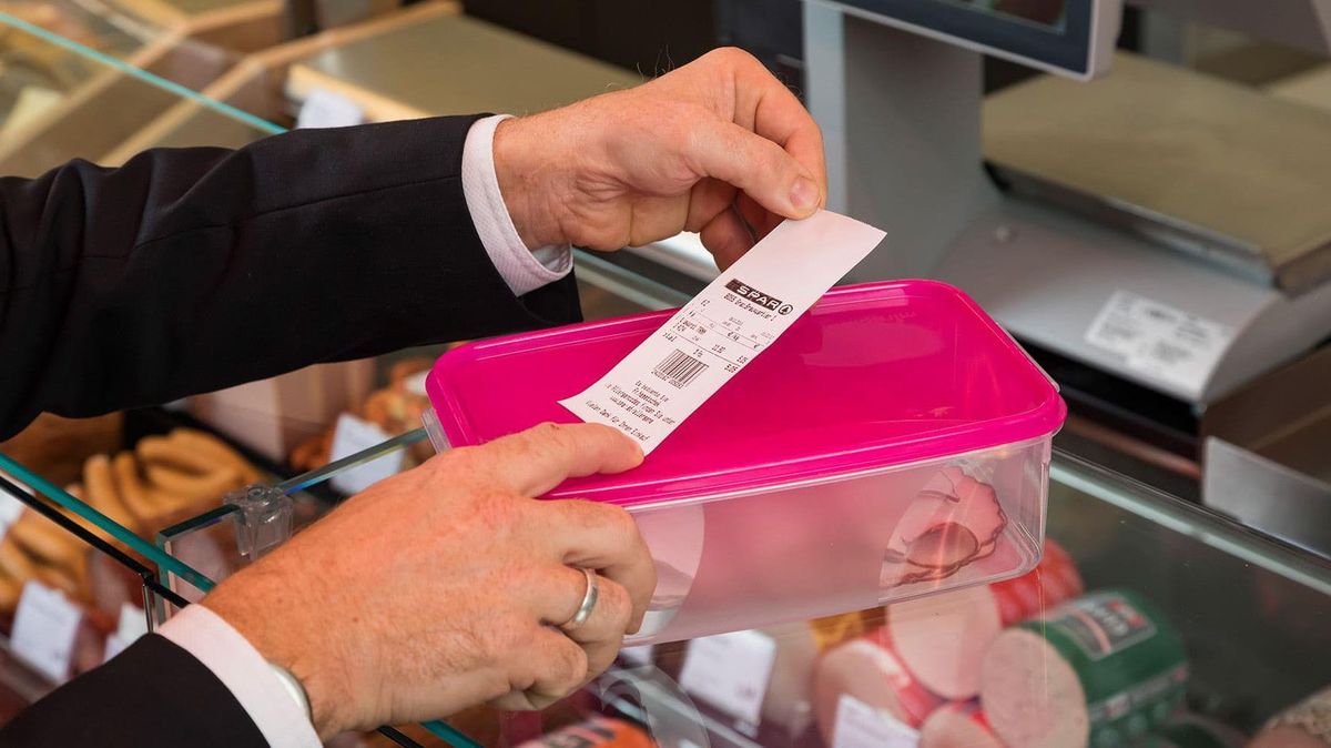 Immer häufiger bringen Verbraucher im Cuxland zum Einkauf von Fleisch und Co. ihre eigenen Behälter mit - und versuchen so, Plastikmüll zu vermeiden. Viele Betriebe unterstützen das. Doch für einige ist die Gesetzeslage noch zu undurchsichtig, weshalb sie Kunden zurückweisen. Foto: SPAR/Werner Krug