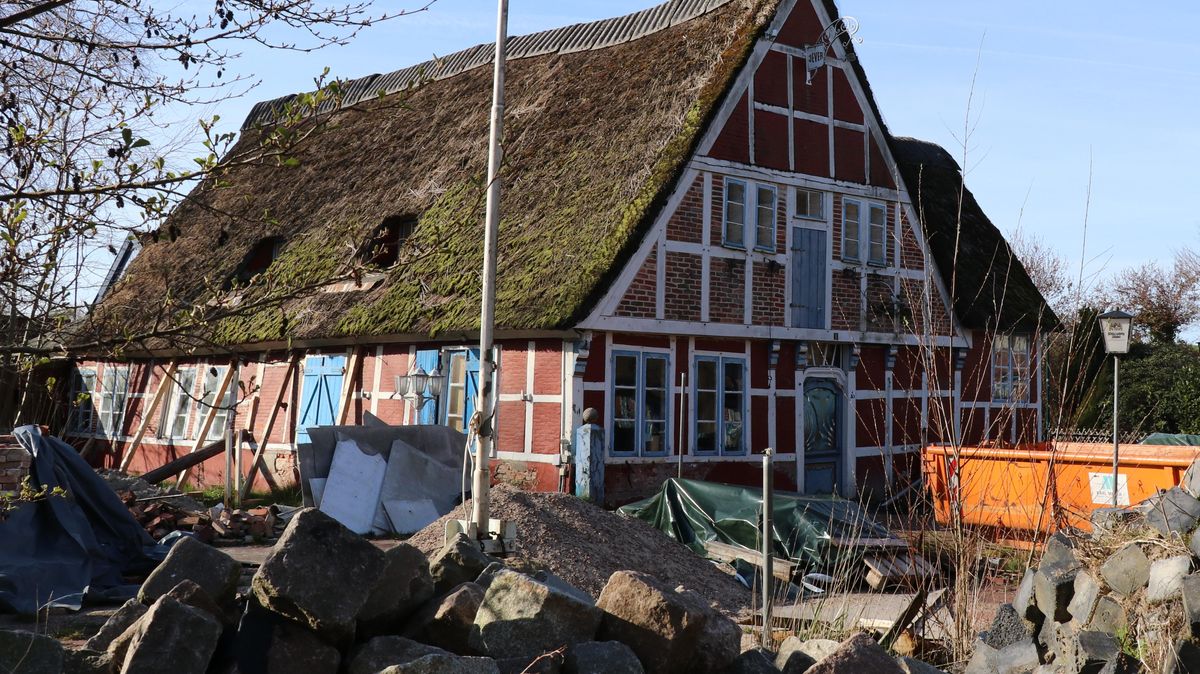 Immer stärker nagt die Zeit an der Bausubstanz des alten Gasthauses "Zur Schleuse". Die Geschichte des Gebäudes reicht bis ins 16. und 17. Jahrhundert zurück. Genau datieren lässt sich der Bau nicht, allerdings gibt es im Gebäude eine Balkeninschrift mit der Jahreszahl 1672. Foto: Mangels