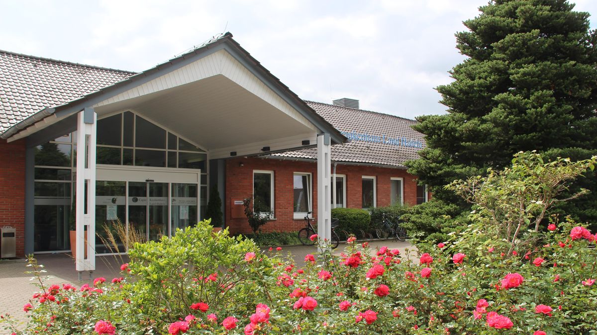 Das Krankenhaus Otterndorf ist finanziell in einer bedrohlicihen Lage. Die Gewerkschaft Verdi fordert die Kommunalisierung des Hauses und spart nicht mit Kritik an der Geschäftsführung und dem Landrat. Foto: Kramp