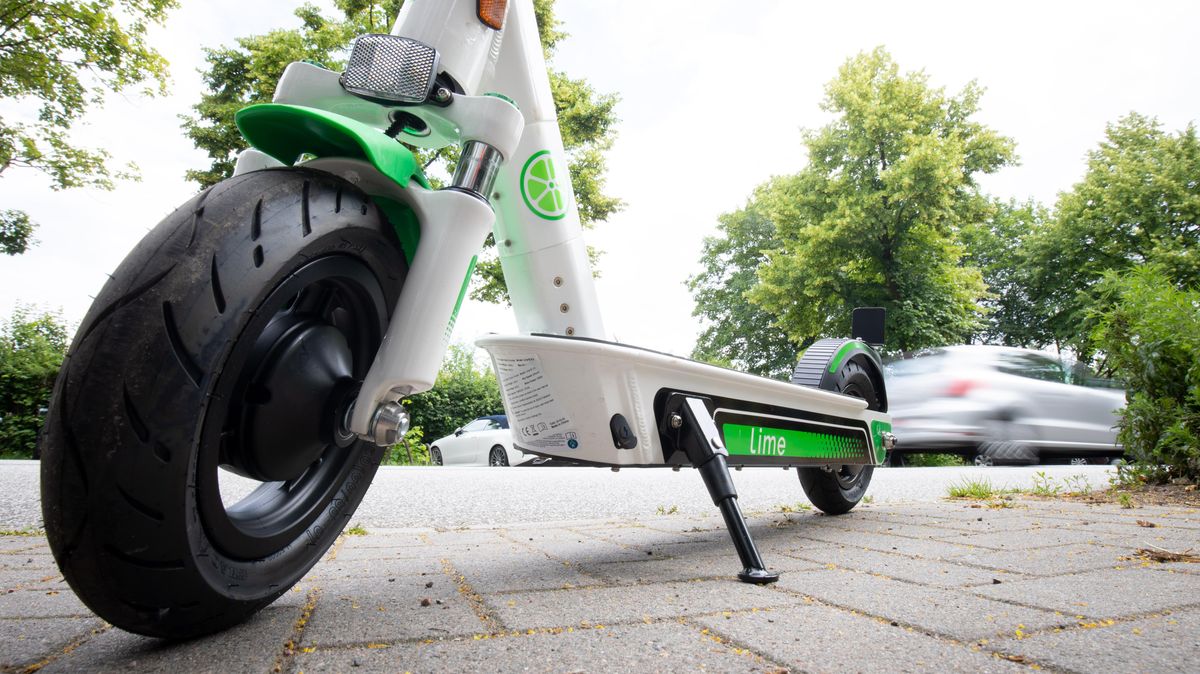 In Berlin, Braunschweig, Dortmund oder Frankfurt kann man die weiß-grünen Elektroroller bereits mieten. Demnächst auch in Cuxhaven? Die Firma Lime Bike Germany GmbH hat offenbar vor, ihr Modell zur Mikromobilität an der Elbmündung zu etablieren. Foto: Christian Charisius/dpa