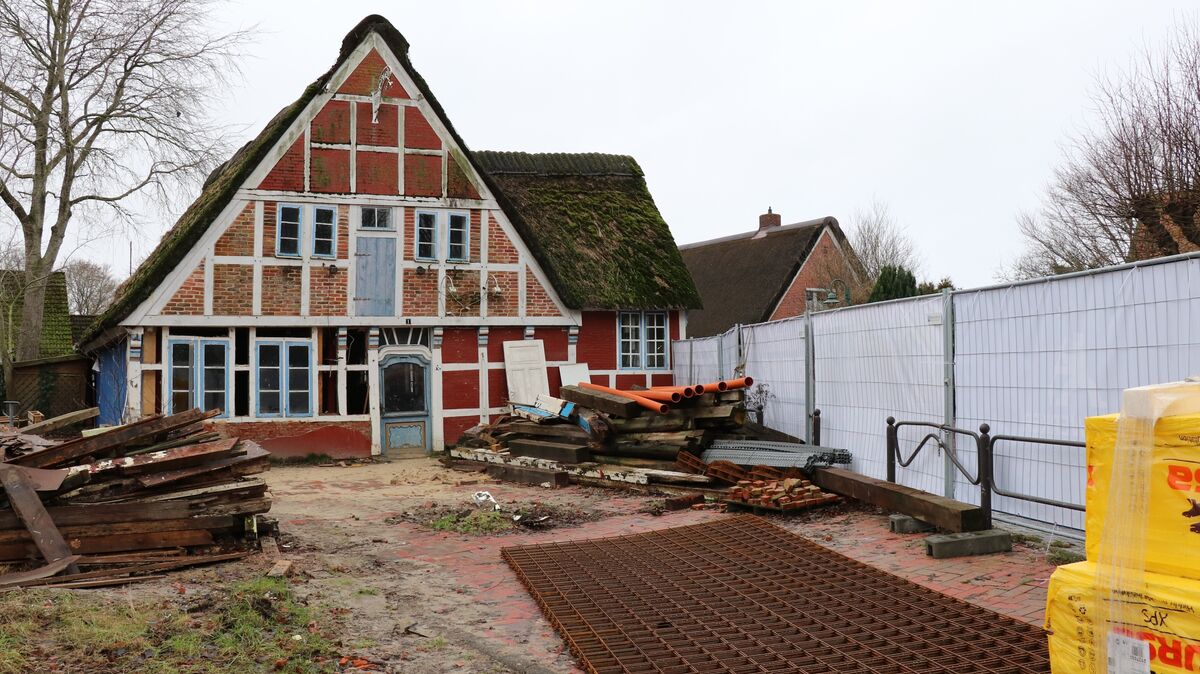 Der Bauzaun am früheren Gasthaus „Zur Schleuse“ lässt es erahnen: Es tut sich was. Nach Jahren des Leer- und Stillstands wird das denkmalgeschützte Gebäude saniert und umgebaut. Foto: Mangels