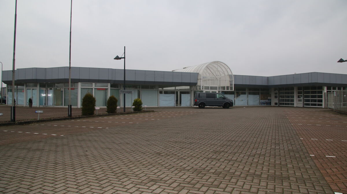 Im Februar 2022 hat das „Gartencenter Weingärtner" das ehemalige Autohaus Manikowski an der Grodener Chaussee  67 bis 69 gekauft. In disem Sommer soll das Gebäude abgerissen werden. Foto: Potschka