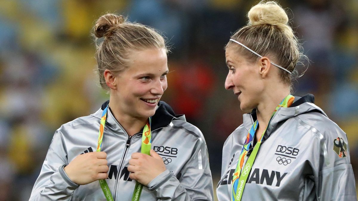 Die Geversdorfer Fußballspielerin Tabea Kemme (l.), hier mit Teamkollegin Anja Mittag, freute sich 2016 in Rio über den Gewinn der olympischen Goldmedaille. Foto: Ernesto/dpa