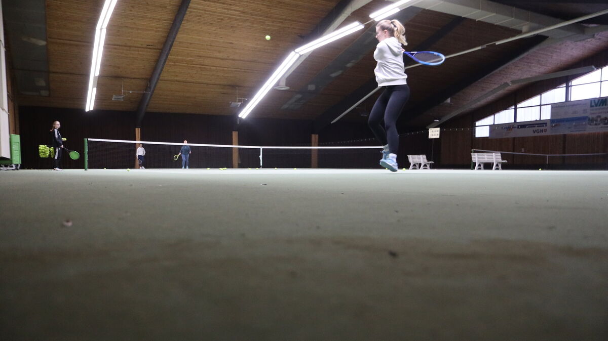 Die Tennisabteilung des VfL Wingst wächst. Nun soll auch die dringend sanierungsbedürftige Halle am Spiel- und Sportpark erneuert werden. Foto: Unruh