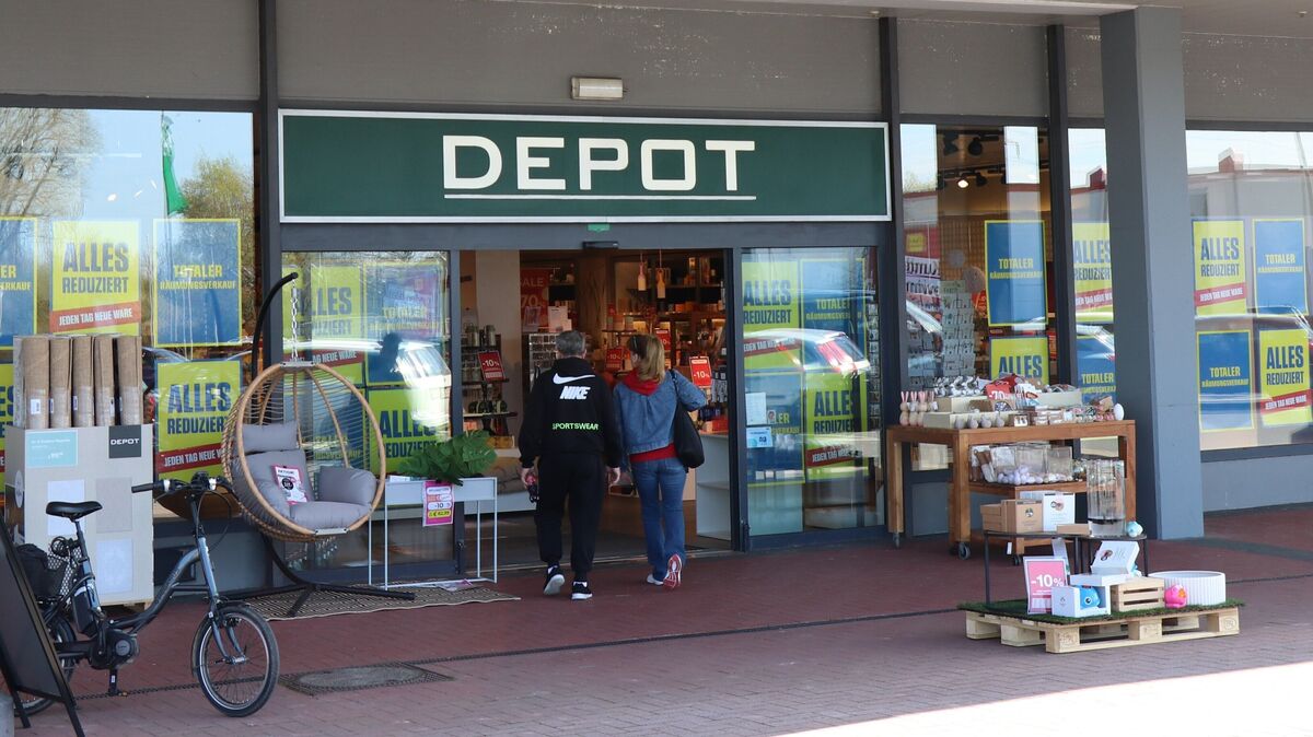 „Alles reduziert. Jeden Tag neue Ware“ werben die Schilder für einen groß angelegten Ausverkauf in der Depot-Filiale an der Abschnede in Cuxhaven. Was steckt dahinter? Foto: Mangels