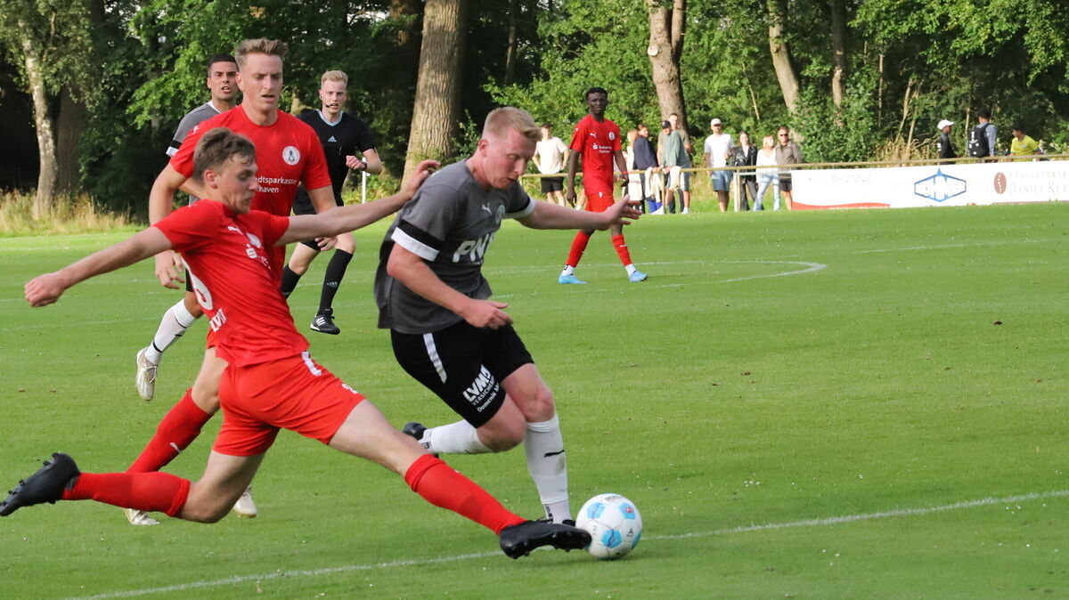 Neuzugang Niklas Menke (graues Trikot) hat sich bereits sehr gut in die Mannschaft integriert und überzeugte in den Vorbereitungsspielen des FC Cuxhaven. Foto: Witthohn
