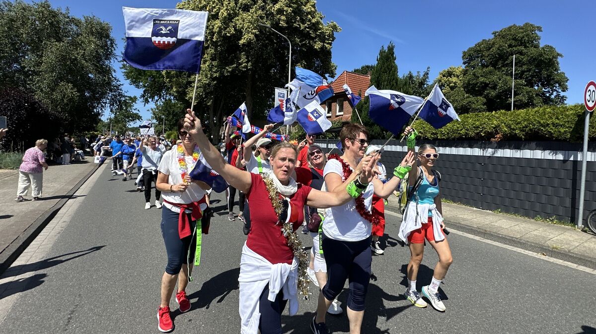 Tanzen, Rufen, Winken trotz der Sommerhitze: Die Sahlenburger Sportfreunde waren wie alle voller Leidenschaft dabei. Fotos: Reese-Winne