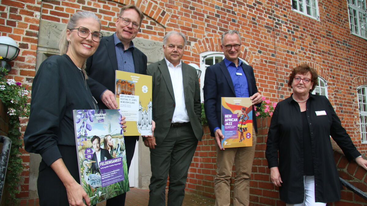 Gemeinsam für die Kultur im Landkreis: Stephanie Allmers-Stoessel vom Kultur- und Heimatverein Burg zu Hagen , Volker Diebels (EWE-Stiftung), Intendant Prof. Thomas Albert, Kreisrat Friedhelm Ottens und Elke zum Felde (v.l.n.r.) stellten am Mittwoch dieser Woche die drei Konzerte des Musikfestes Bremen vor, die in Otterndorf, Hagen im Bremischen und in Cuxhaven im Spätsommer 2025 hochkarätige Unterhaltung versprechen. Foto: Jens Potschka