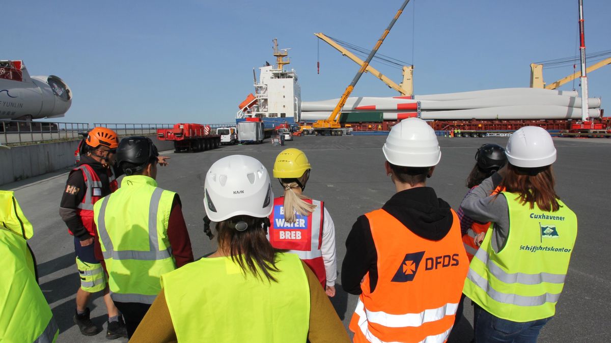Praktischer Unterricht an der Kaikante. Die jungen Leute lernen in mehreren Cuxhavener Betrieben den Beruf Schifffahrtskaufmann/frau. Heute schauen sie sich auf dem Terminal um. Foto: Sassen