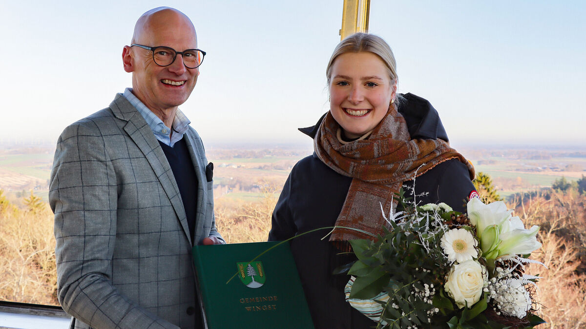 Libussa Lübbeke hat sich im Beisein von Bürgermeister Patrick Pawlowski ins Goldene Buch der Gemeinde Wingst eingetragen. Foto: Gemeinde Wingst