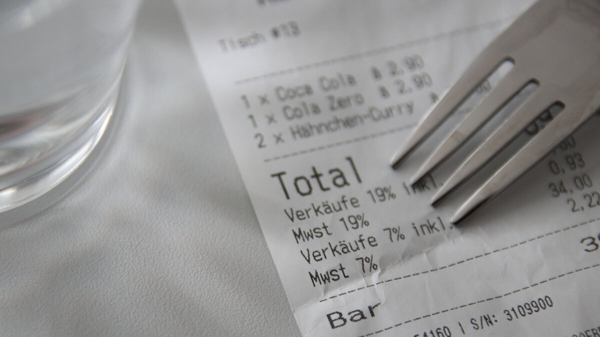 Auf Restaurant-Rechnungen sollte er (so wie hier) seit dem 1. Januar 2026 ausgewiesen sein: der reduzierte Mehrwertsteuersatz von sieben Prozent auf Speisen. Foto: Koppe