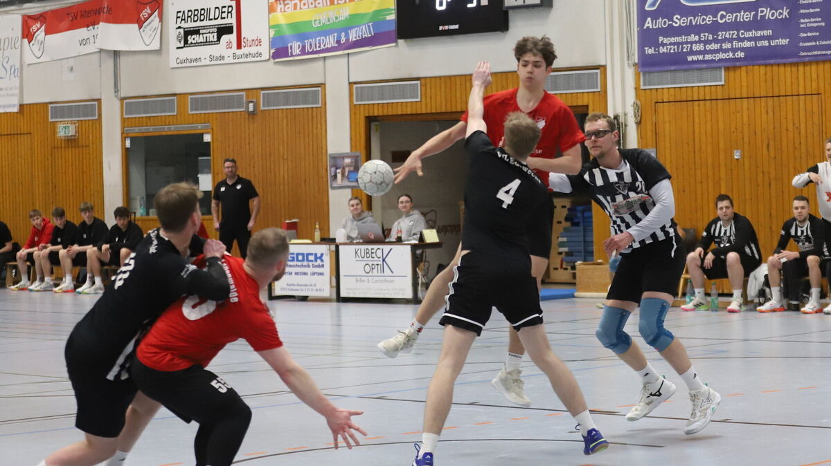 Finn Habich verzichtet auf den eigenen Wurf und spielt David König an, der sich durchsetzt und trifft. Die Altenwalder zeigten auch gegen den VfL Edewecht eine starke Leistung. Foto: Witthohn